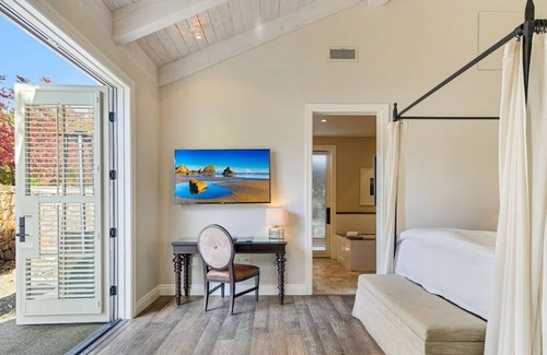 Yountville Casa | Short Drive from Napa Valley Wine Train! Pet-friendly Hotel, Outdoor Pool & Spa!