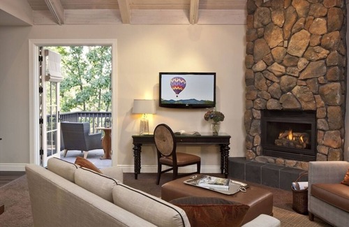Yountville Casa | Short Drive from Napa Valley Wine Train! Pet-friendly Hotel, Outdoor Pool & Spa!