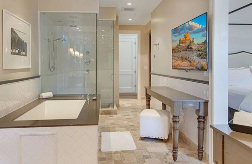 Yountville Casa | Short Drive from Napa Valley Wine Train! Pet-friendly Hotel, Outdoor Pool & Spa!