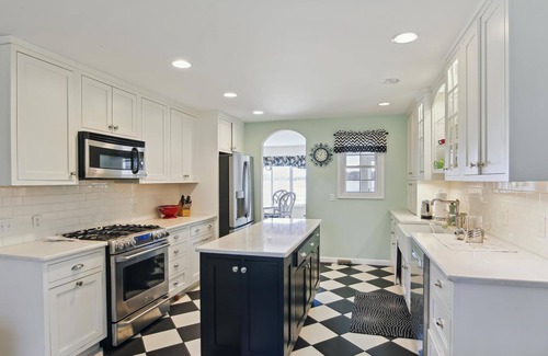 Cambridge Casa | Short drive to Downtown Cambridge | Private Dock | Guest House | Pool | Hot Tub