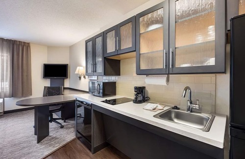 Waukegan Casa | Short Drive to Genesee Theatre! 4 Relaxing Units, Full Kitchen, Pet-friendly!