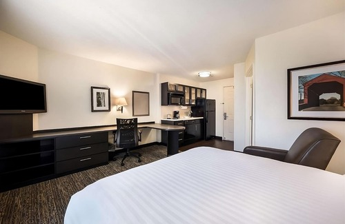 Waukegan Casa | Short Drive to Genesee Theatre! 4 Relaxing Units, Full Kitchen, Pet-friendly!
