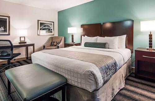 Downtown Chicago Hotel | Short Drive to Millennium Park & Willis Tower with Rooftop Lounge