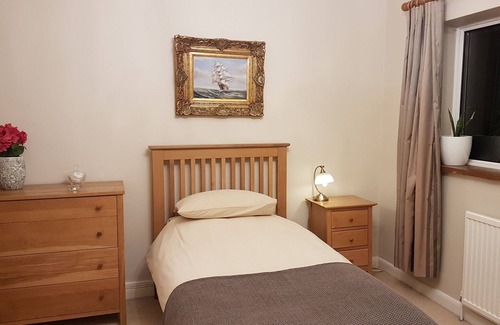 Guildford Casa | Corto o largo plazo, vacaciones grupales en Guildford. Fácil acceso, estacionamiento gratuito.