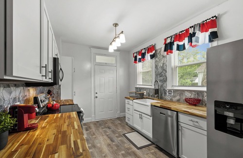 St. Louis Casa | Short Stay Chateau near Airport, Hospitals, & HWYs