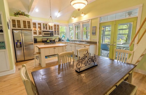 Michigan City Casa | Putting Green, Beach, Pool, Kayaking, Basketball- ¡Diversión para todas las edades incluida!