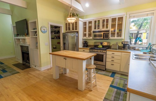 Michigan City Casa | Putting Green, Beach, Pool, Kayaking, Basketball- ¡Diversión para todas las edades incluida!