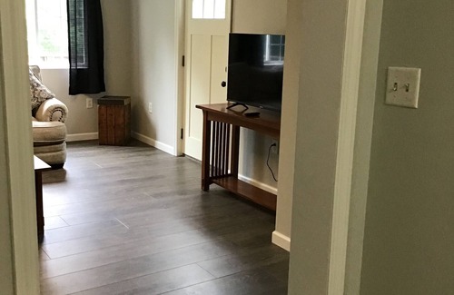 Schuylerville Apartamento | Short term vacation, Belmont, Saratoga race track, 2 bed, 1 bath apartment.