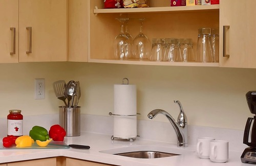 Middleburg Heights Hotel | Short Walk from Lake Abram Marsh! W/ Private Kitchen, FREE Parking, Pet-friendly