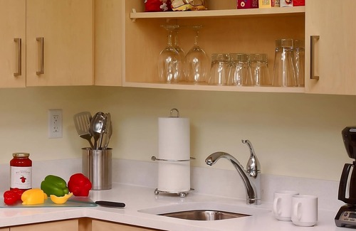 Middleburg Heights Hotel | Short Walk from Lake Abram Marsh! W/ Private Kitchen, FREE Parking, Pet-friendly