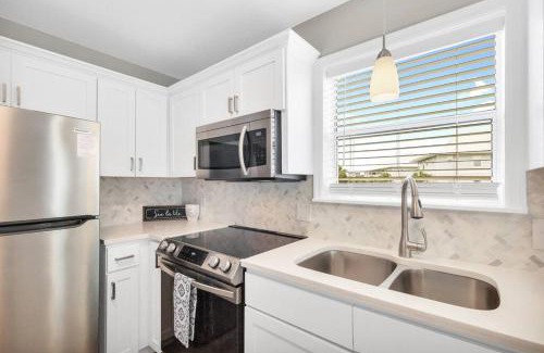 Seagrove Beach Apartamento | Short walk or shuttle to wide open public beach!