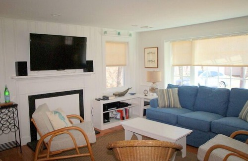 West Harwich Casa | Short walk to Earle Road Beach or Grey Neck Beach