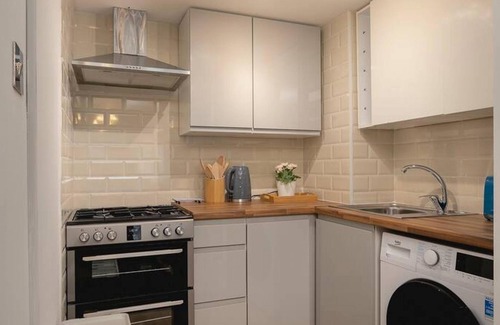 Brighton City Centre Apartamento | Short Walk to I360 and Beach 5 Condo With Patio