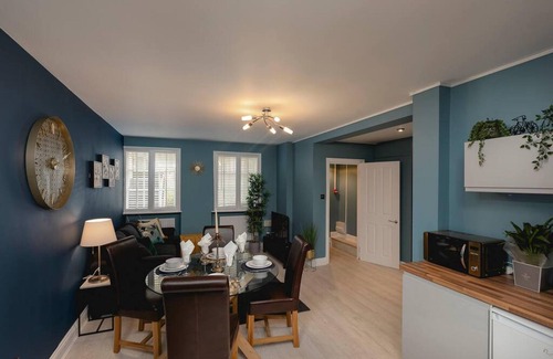 Brighton City Centre Apartamento | Short Walk to I360 and Beach 5 Condo With Patio