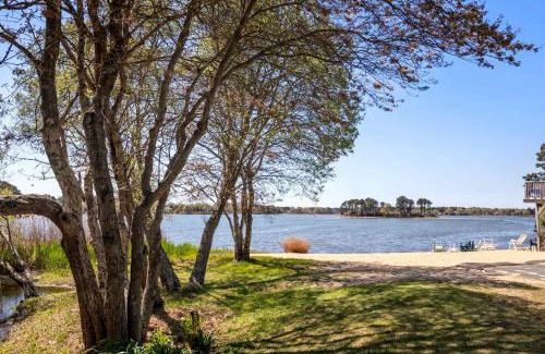 Dennis Port Casa | Short Walk to Swan Pond Hot Tub