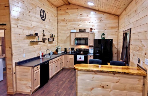 Heidelberg Casa | Shorty’s View| Hot Tub| Ride-In/Off-Road access