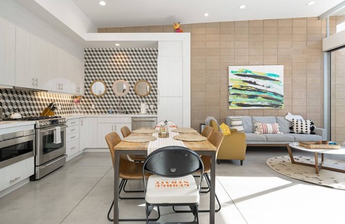 Palm Desert Condominio | Showstopper Mid-Century Modern Palm Desert Condo, Walkable To Shops & Eateries!