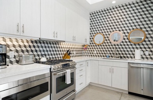 Palm Desert Condominio | Showstopper Mid-Century Modern Palm Desert Condo, Walkable To Shops & Eateries!