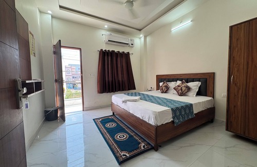 Vrindavan Hotel | Shree Hanumat Kripa Dham