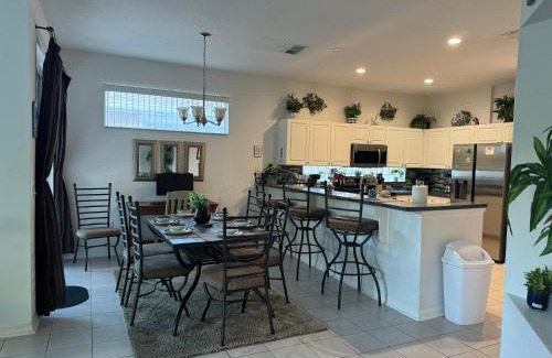 Sunset Lakes Casa | Shrek's Hideout! - 5 min from Disney!