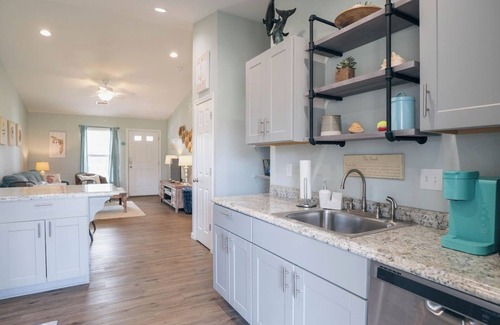 Port St. Joe Casa | Shrimp Shack - Close to Downtown & Beaches - King Bed - Boat Parking - NO Pet Fees !