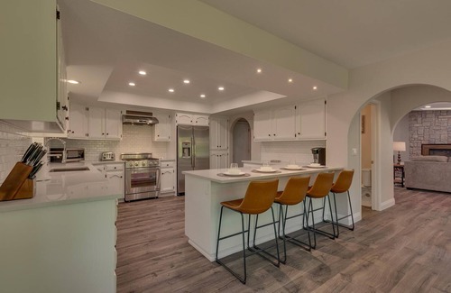 Country Club Estates Casa | Shuffleboard Table, Golden Tee & Pac Man Arcades, Foosball, Spa + 7mins to Lake – TreeHouse Estate