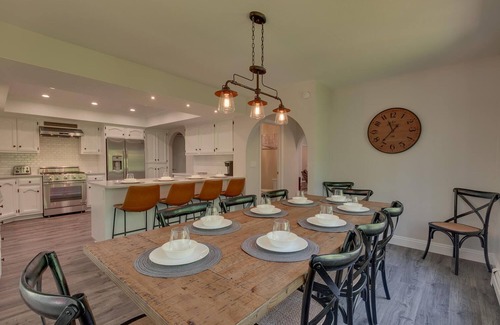Country Club Estates Casa | Shuffleboard Table, Golden Tee & Pac Man Arcades, Foosball, Spa + 7mins to Lake – TreeHouse Estate