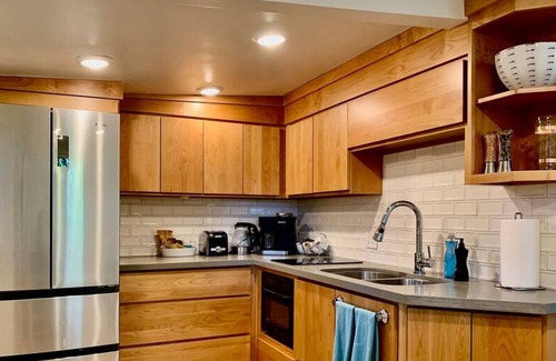 Carmichael Casa | Shurwin Suite 4 · Carmichael Sacramento : Peaceful Modern Cottage