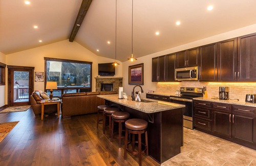 Keystone Casa | Casa adosada de alta gama, Master w / King Bed, lavandería privada y garaje, WIFI gratuito