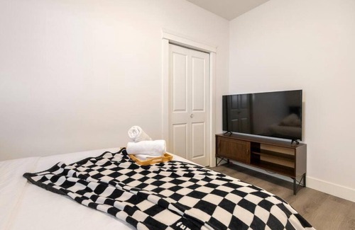 Richmond Casa | Si & Daniel Home Near YVR Airport & Skytrain Separate Entry Free Parking