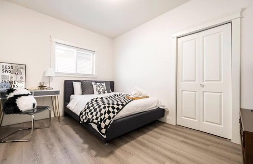 Richmond Casa | Si & Daniel Home Near YVR Airport & Skytrain Separate Entry Free Parking