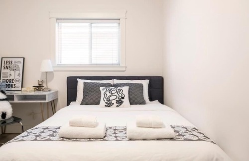 Richmond Casa | Si & Daniel Home Near YVR Airport & Skytrain Separate Entry Free Parking