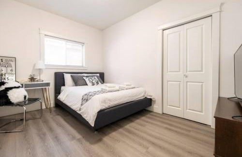 Richmond Casa | Si & Daniel Home Near YVR Airport & Skytrain Separate Entry Free Parking