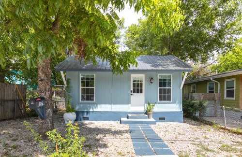 Holly Casa | Side by Side 2 Houses Dtwn , Pool, Walk to Eateries