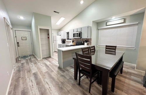 Reeds Spring Condominio | Side by Side Condos Walk-in Lake View Top Floor Next to SDC