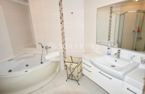 Kemer Mahallesi Apartamento | Side's favorite site, tennis, indoor/outdoor pool.