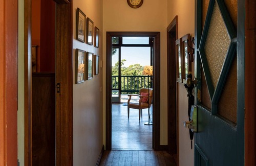Katoomba Casa | Casa de montaña de los mineros con vistas a katoomba y cerca de cafés.