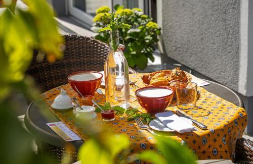Bobingen Cama Y Desayuno | Sieben Zimmer & Ein Tisch