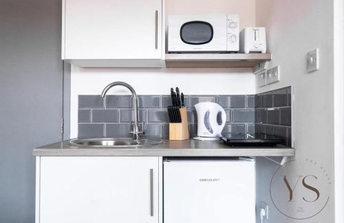 Stoke-on-Trent Apartamento | Sienna Studio 1D Near Alton Towers with Free Wi-Fi and Netflix Access