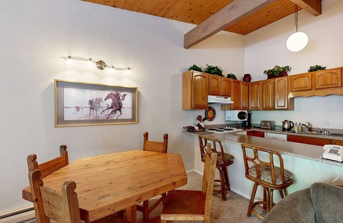 Taos Ski Valley Condominio | Sierra Del Sol | Ski-In, Ski-Out Townhome & Slope-View Balcony