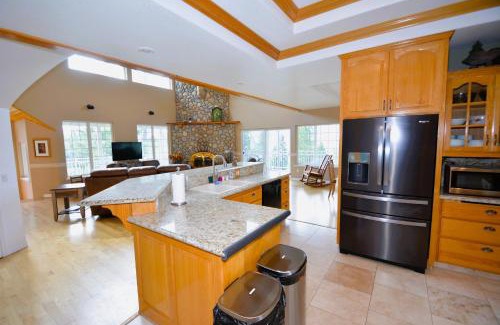 Bass Lake Casa | Sierra Sunset Lake View