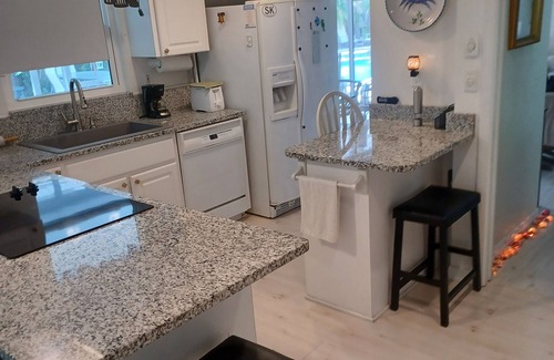 Bay Isle Casa | SIESTA KEY BEACH COTTAGE, 5 Minute walk to Sunset on the Beach