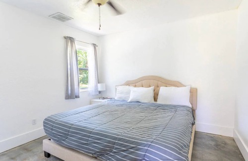 Bay Isle Casa | Siesta Key bungalow walking distance to beach ! name: Siesta Side (A)