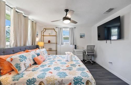 Gulf Gate Estates Casa | Siesta Key Cottage with Heated Pool