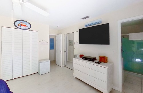 Bay Isle Casa | Siesta Key home with private pool, spa, fenced yard, screened lanai, & AC