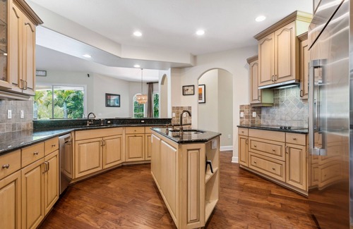 Bay Isle Casa | Siesta Key Pool Palace - Walk to Beach