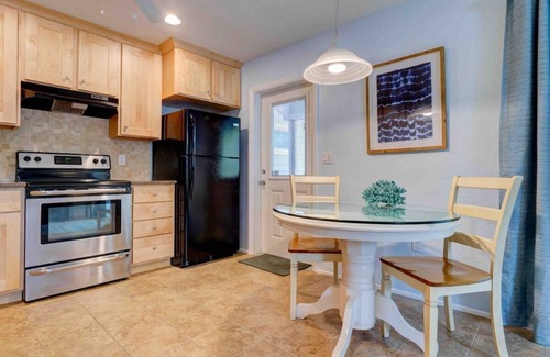 Siesta Key Cabaña | Siesta Key Sanctuary -Pool-Kayaks-TikiHut-King bed