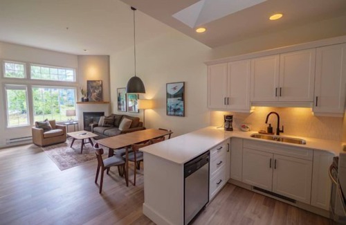 Ucluelet Condominio | SIGNATURE COLLECTION TWO BEDROOM KING SUITE + SOAKER TUB ON PATIO