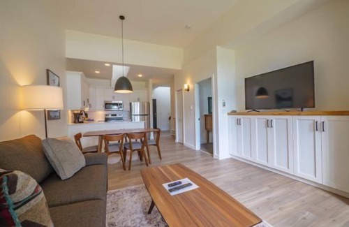 Ucluelet Condominio | SIGNATURE COLLECTION TWO BEDROOM KING SUITE + SOAKER TUB ON PATIO