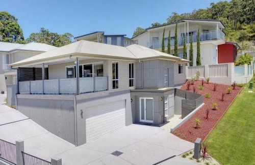 Corlette Casa | Signature House 52 Saratoga Avenue